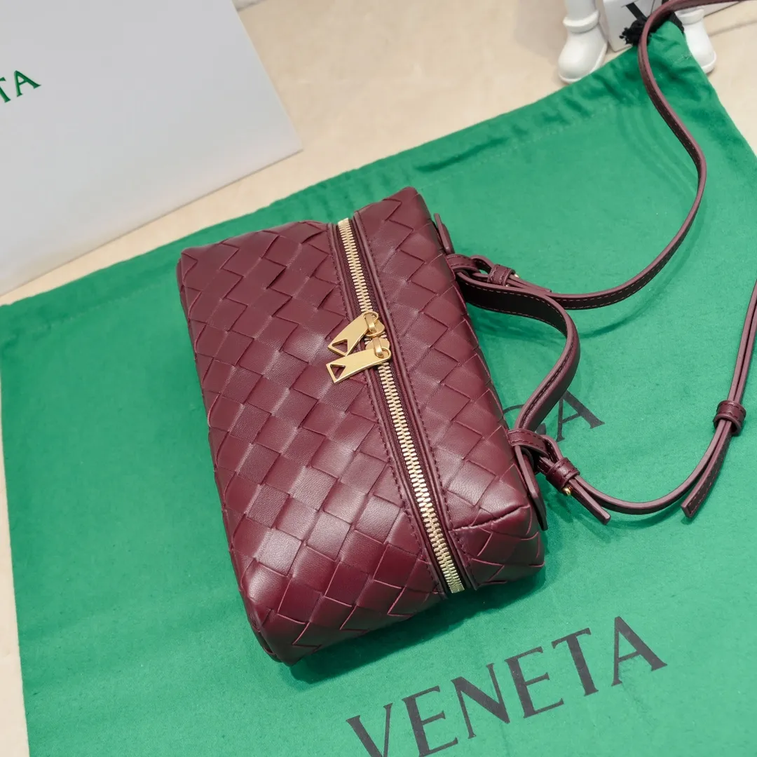 Batch 1360 Bottega Veneta 24 spring and summer woven zipper crossbody bag. A crossbody bag that can be used as a cosmetic bag. The exquisite weaving and compact body are an indispensable accessory for the upcoming summer. The double zipper also better protects the bag. It has a large capacity. If you like it, don’t miss it. Style number: 9109 Size: 22*12.5*5cm
